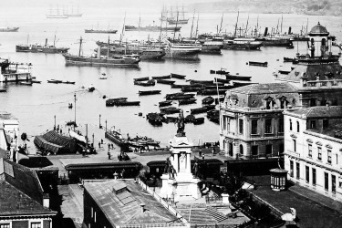 Panorámica del puerto de Valparaíso tomada por Obder Heffer a fines del siglo XIX.